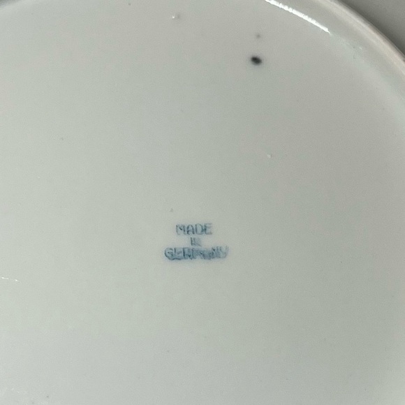 Schumann Arzberg Bavaria porcelain plate featuring  "Wild Rose" pattern. Antique - Picture 3 of 4
